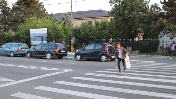 Trecere de pietoni lângă Școala din Valu lui Traian. FOTO Adrian Boioglu / Valureni.ro