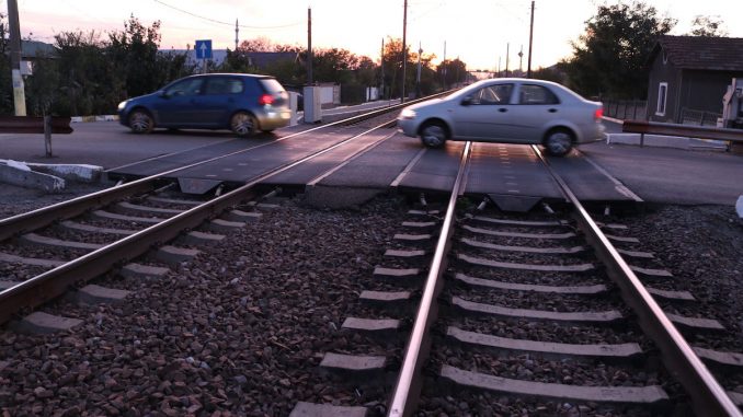 Trecerea peste calea ferată în Valu lui Traian. FOTO Adrian Boioglu / Valureni.ro