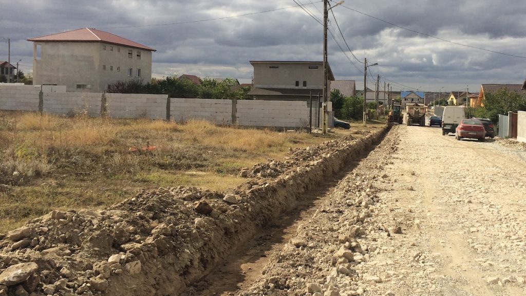 Pregătiri pentru asfaltare pe Aleea Eliberării din Valu lui Traian. FOTO Liliana Boioglu