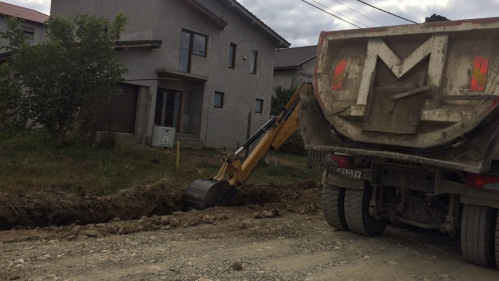 Pregătiri pentru asfaltare pe Aleea Eliberării din Valu lui Traian. FOTO Liliana Boioglu