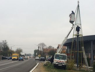 Instalare luminițe la Valu lui Traian. FOTO Liliana Boioglu