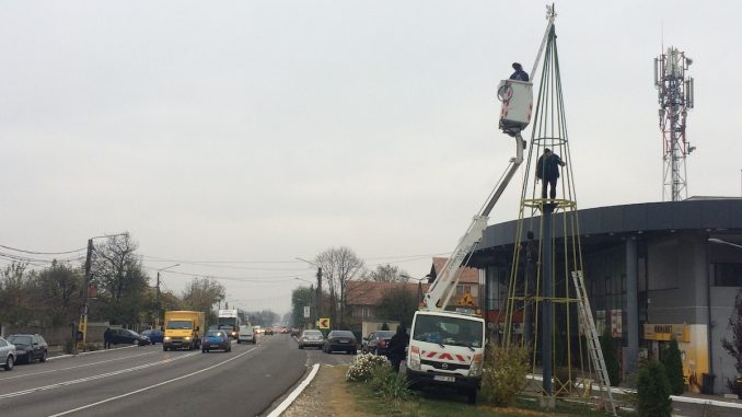 Instalare luminițe la Valu lui Traian. FOTO Liliana Boioglu