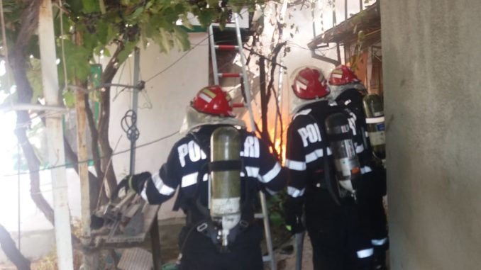 Pompierii au intervenit pentru stingerea incendiului. FOTO Arhivă