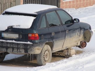 Mașinile abandonate îți aduc amenzi și la Valu lui Traian. FOTO Adrian Boioglu / Valureni.ro