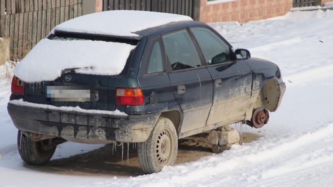 Mașinile abandonate îți aduc amenzi și la Valu lui Traian. FOTO Adrian Boioglu / Valureni.ro