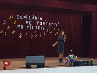 Concurentă la festivalul - concurs "Copilăria pe portativ". FOTO Lavinia Robe