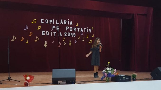 Concurentă la festivalul - concurs "Copilăria pe portativ". FOTO Lavinia Robe