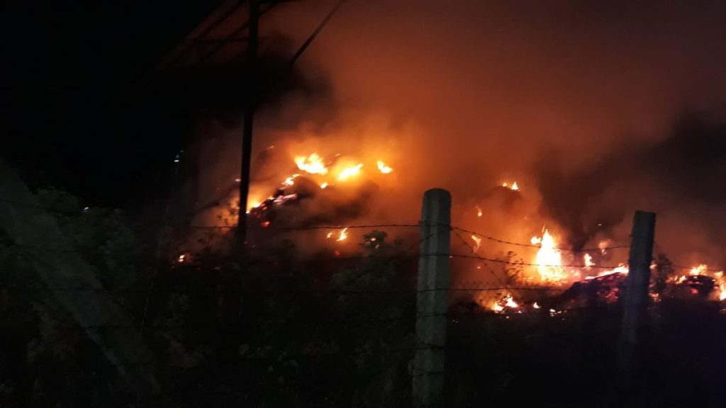 Stingere incendiu de baloți la Ferma 6 din Valu_Traian, FOTO ISU Dobrogea