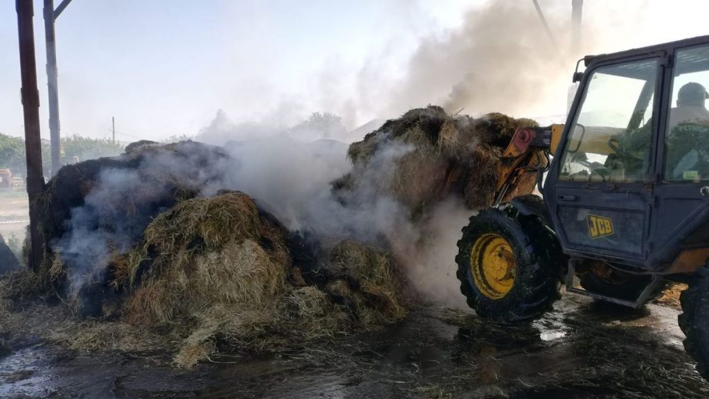 Stingere incendiu de baloți la Ferma 6 din Valu_Traian, FOTO ISU Dobrogea