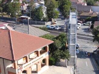 Pasarela peste calea ferată din Valu lui Traian. FOTO Adrian Boioglu