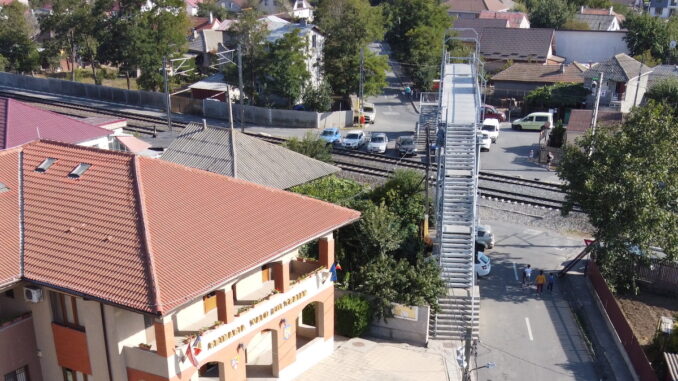 Pasarela peste calea ferată din Valu lui Traian. FOTO Adrian Boioglu