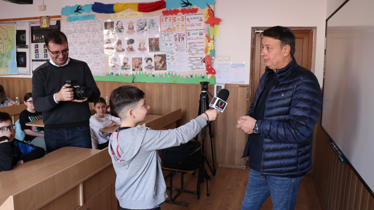 Primarul Florin Mitroi, intervievat la Școala Gimnazială nr. 1 Valu lui Traian. FOTO Adrian Boioglu