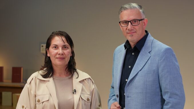 Viceprimarul Iulia Iurea și jurnalistul Adrian Boioglu, în studioul Vălureni. FOTO Mitică Raftu / valureni.ro
