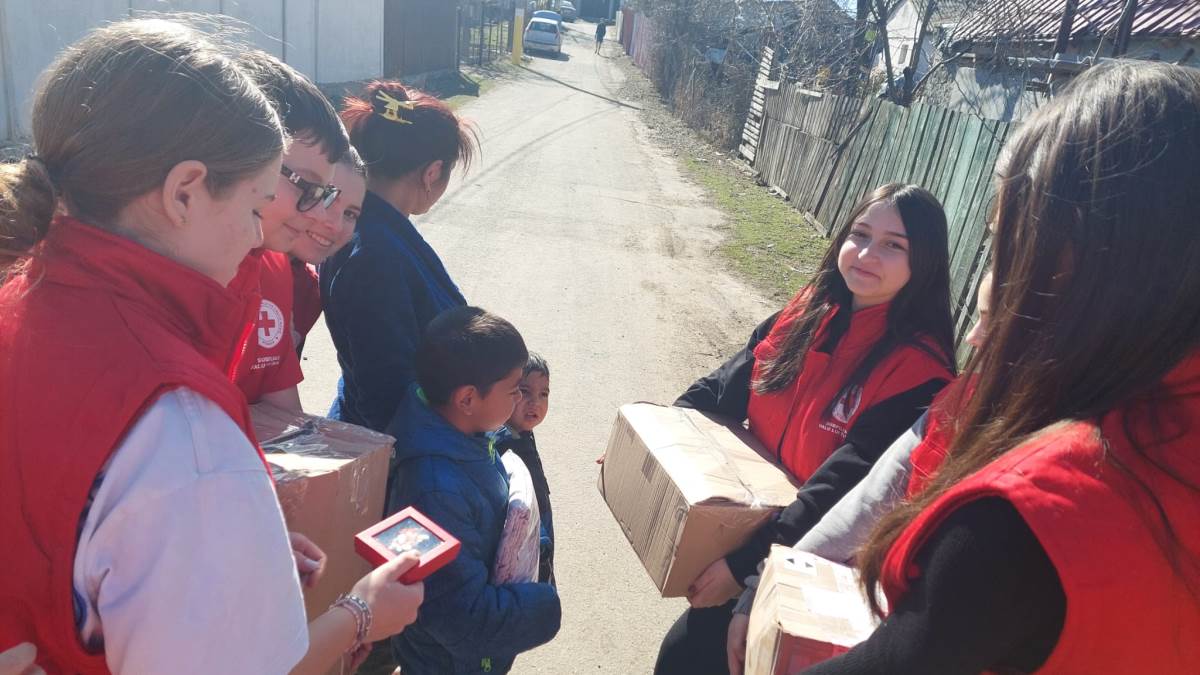 Voluntari Crucea Roșie Valu lui Traian au donat pachete mamelor singure. FOTO Robertina Păuleț.