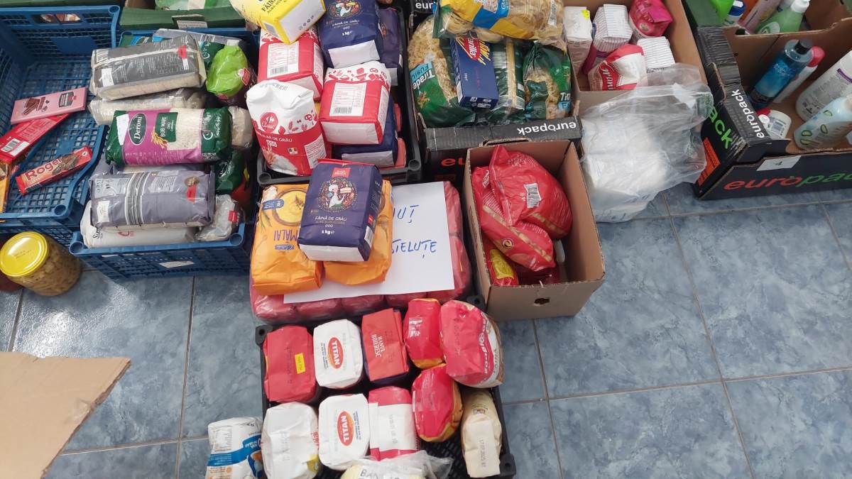 Voluntari Crucea Roșie Valu lui Traian au donat pachete mamelor singure. FOTO Robertina Păuleț.