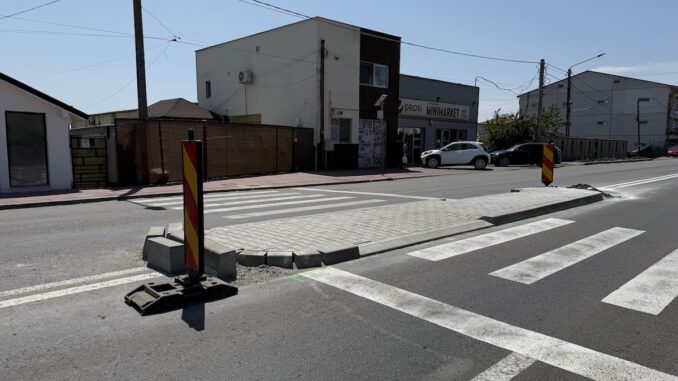 Noile refugii pentru pietoni din Valu lui Traian. FOTO Adrian Boioglu / Vălureni Noile refugii pentru pietoni din Valu lui Traian. FOTO Adrian Boioglu / Vălureni