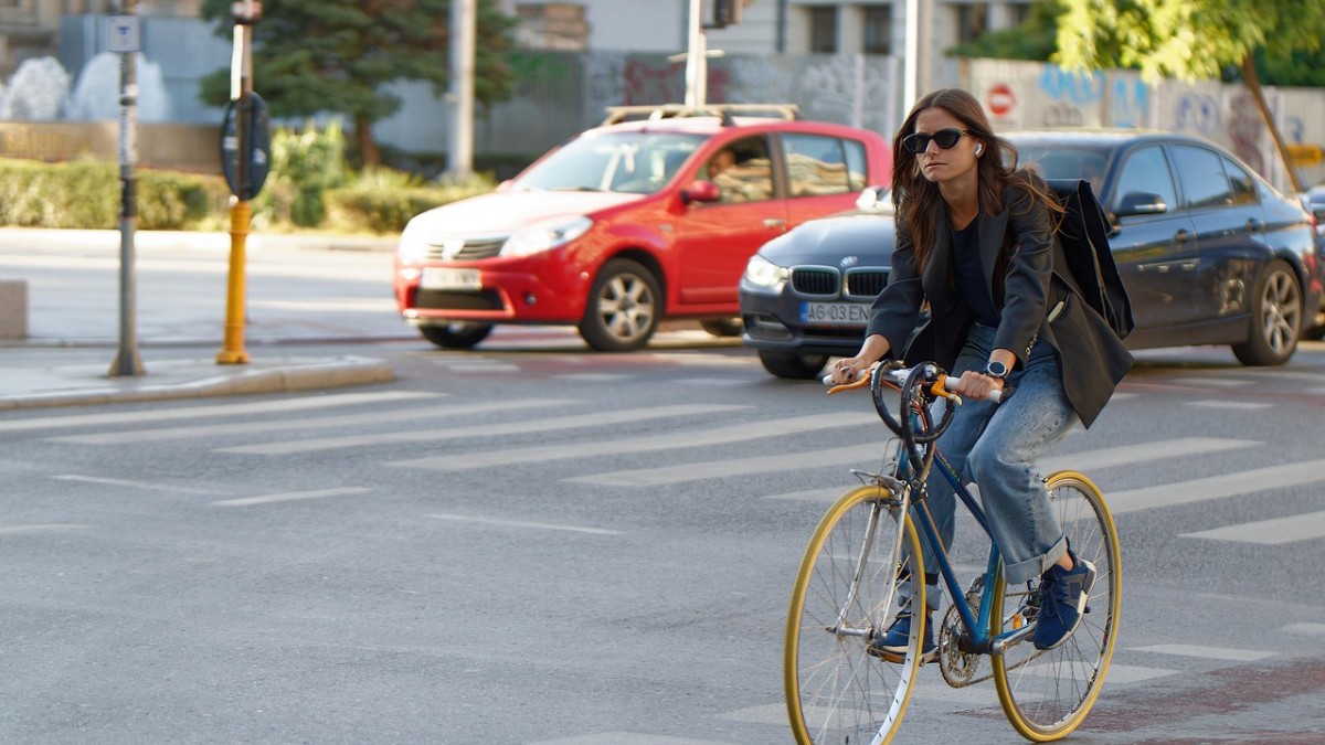 femeie de bicicleta. FOTO pixabay.com