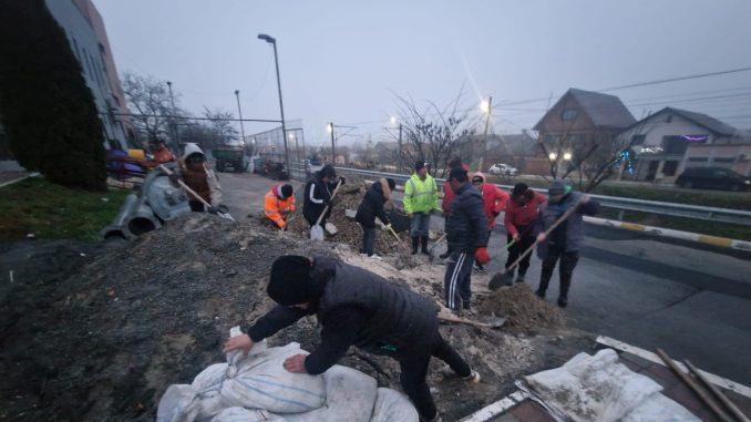 Lucrătorii din cadrul Gospodăriei Comunale Valu lui Traian, în acțiune pentru o localitate mai curată. FOTO Facebook
