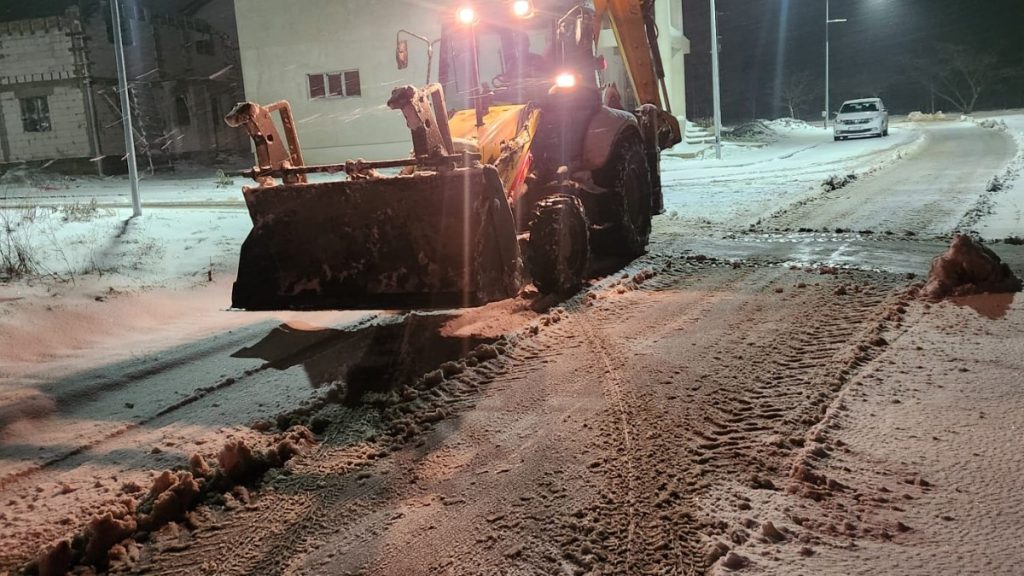 Lucrări de deszăpezire la Valu lui Traian. FOTO PVT