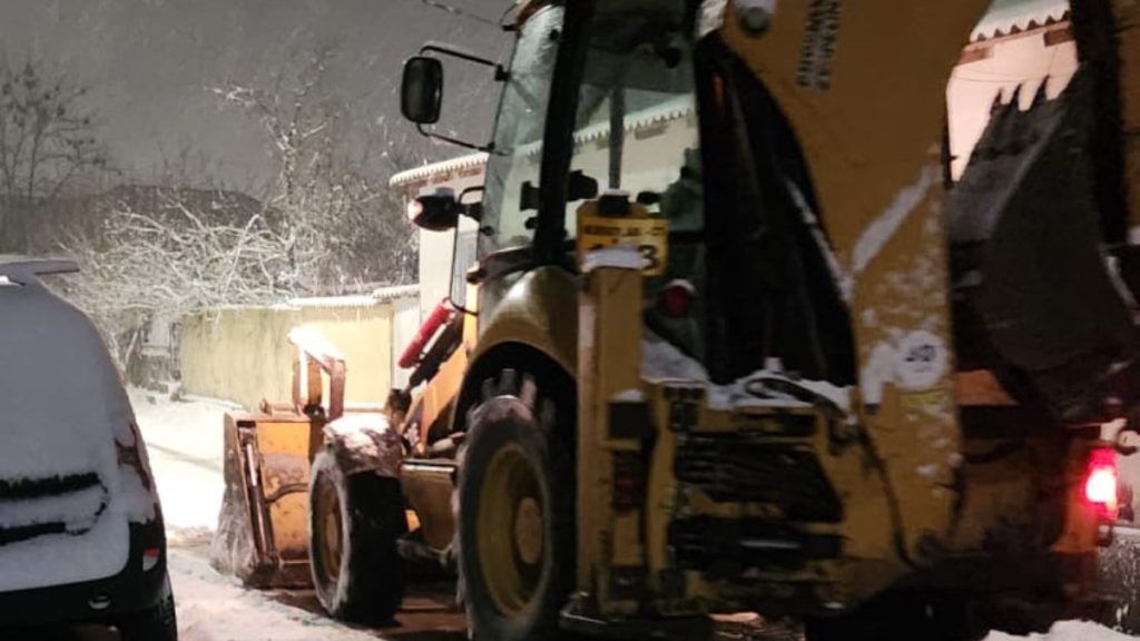 Lucrări de deszăpezire la Valu lui Traian. FOTO PVT