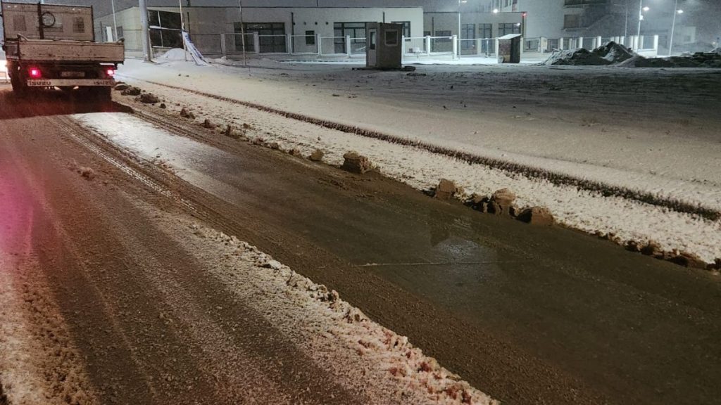 Lucrări de deszăpezire la Valu lui Traian. FOTO PVT