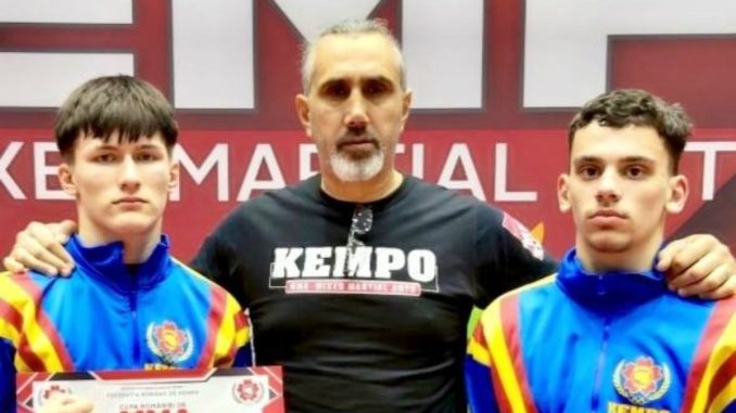 Doi tineri luptători antrenați de profesorul Ionel Crînguș, convocați la lotul național. FOTO Ionel Crînguș