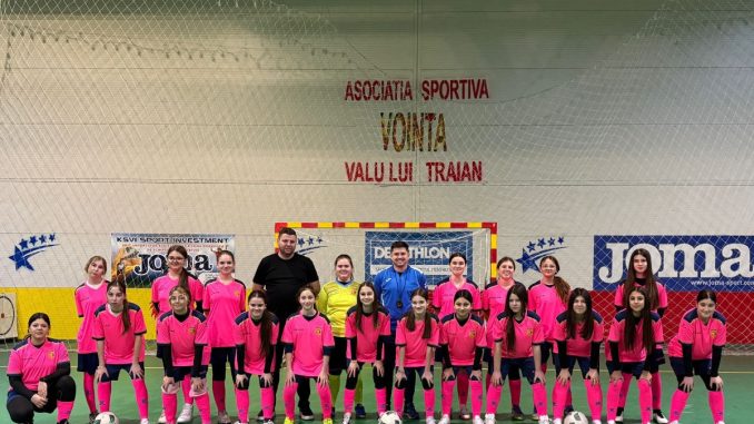 Grupa de fotbal feminin din cadrul Clubului Sportiv „Voința” Valu lui Traian. FOTO Facebook/Iulia Iurea